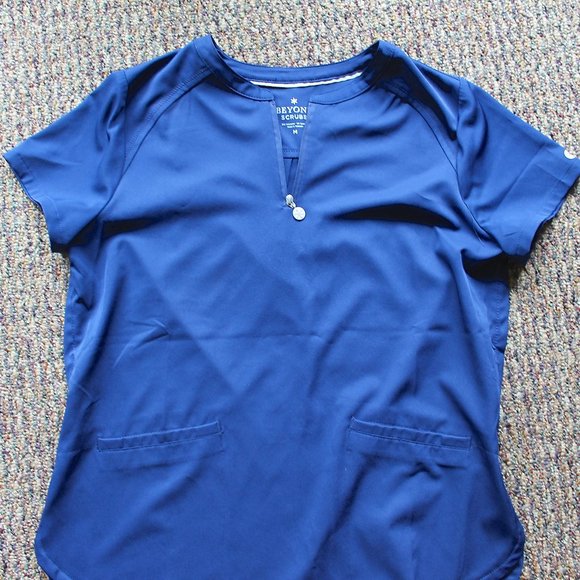 Beyond Scrubs top - Picture 2 of 2